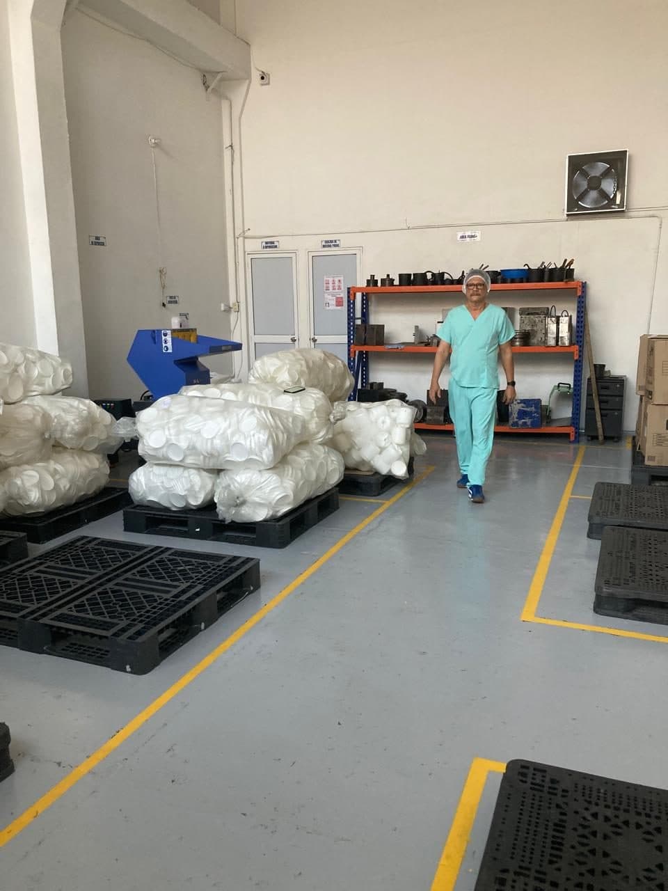 Bodega de Rimiplast con la materia prima en estibas y un operario en planta